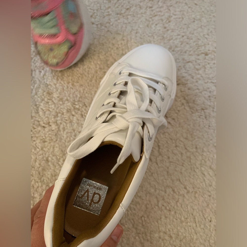 NWOB DV by Dolce Vita White Sneakers - Picture 5 of 9